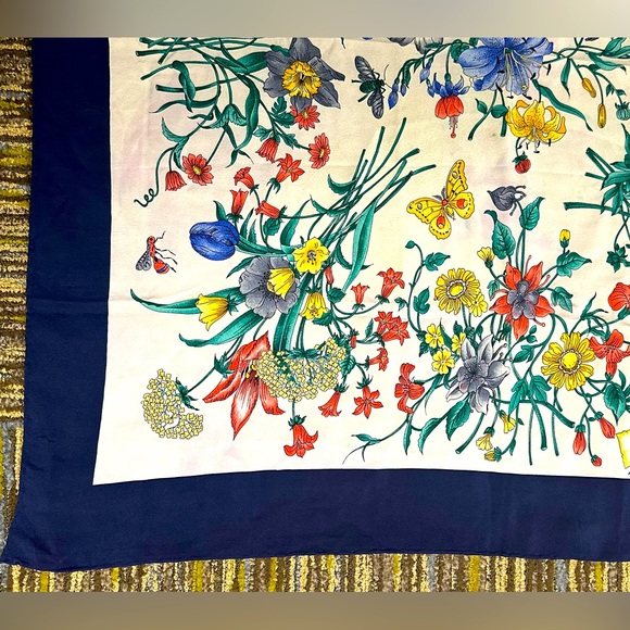 WOW - Authentic Gucci Silk Scarf for Neck, your Purse and/or Backpack - Picture 5 of 13